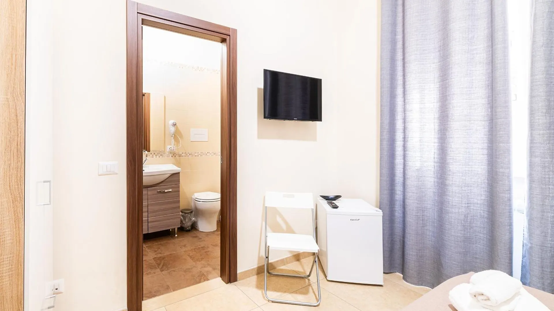 Corso 138 - Sleep & Fly - By Domusextra Bed & Breakfast Naples 0*,  Italy